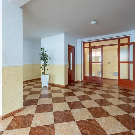 1 Bedroom Stunning In Apartment